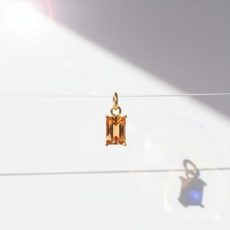 November kristály charm, aranyozott